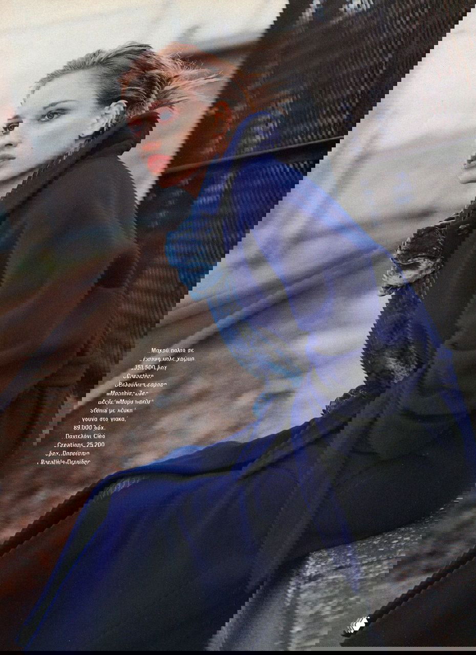 Архивный портрет: модель в тёмно-синем пальто сидит у железнодорожных рельс, задумчивый профиль, мягкий контраст и текстура ткани.