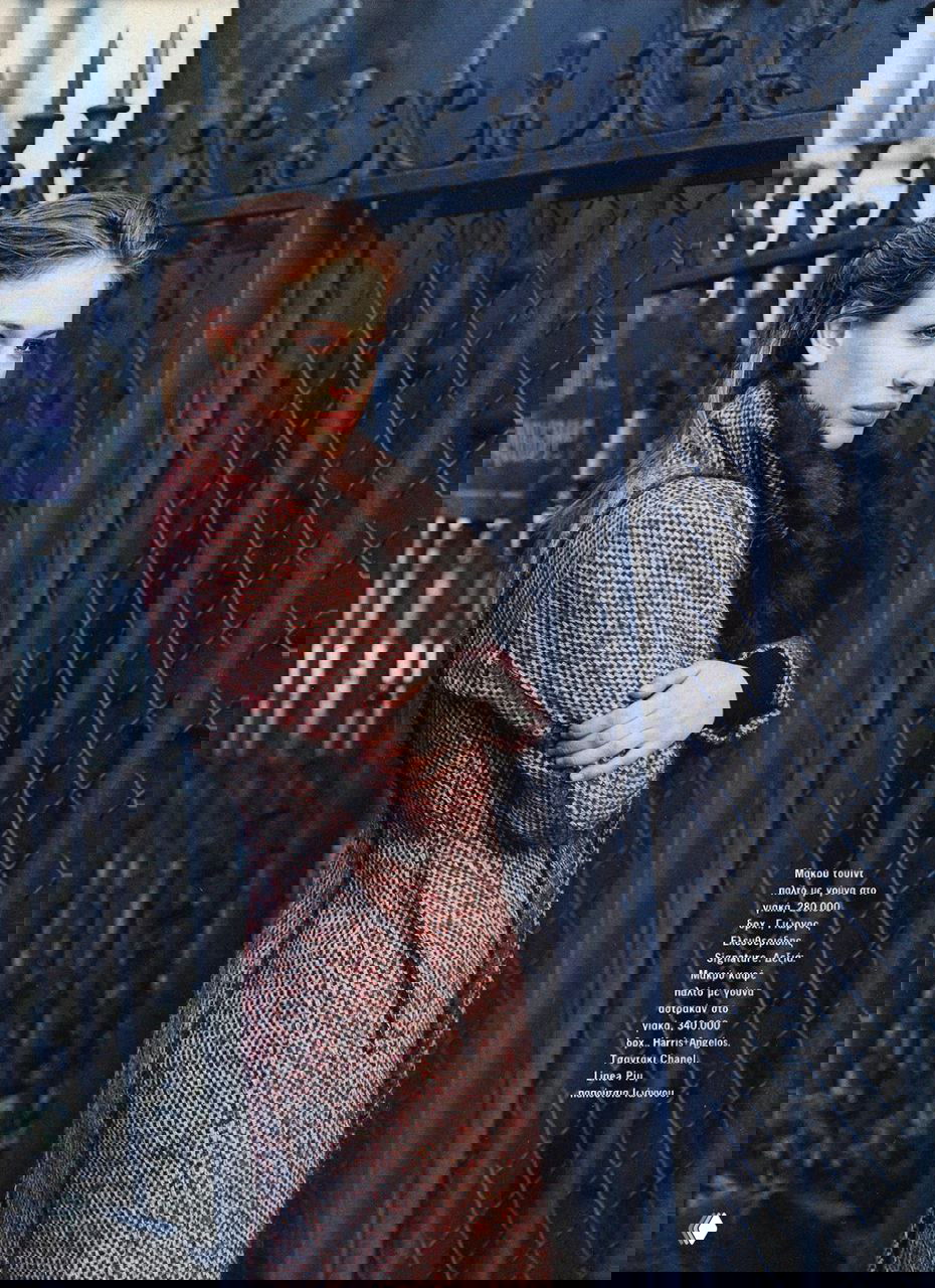 Портретный кадр: женщина в твидовом пальто с меховым воротником стоит у решётки, приглушённая палитра и атмосфера городского ландшафта.