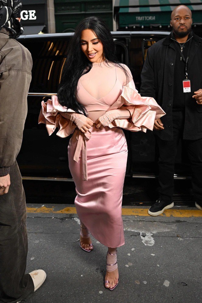 Ким Кардашьян в йогурто-розовом total look