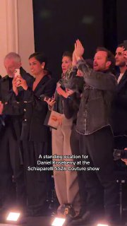 Аплодисменты и съёмка зрителей в зале во время показа Schiaparelli; публика реагирует на выходы моделей и украшения коллекции.