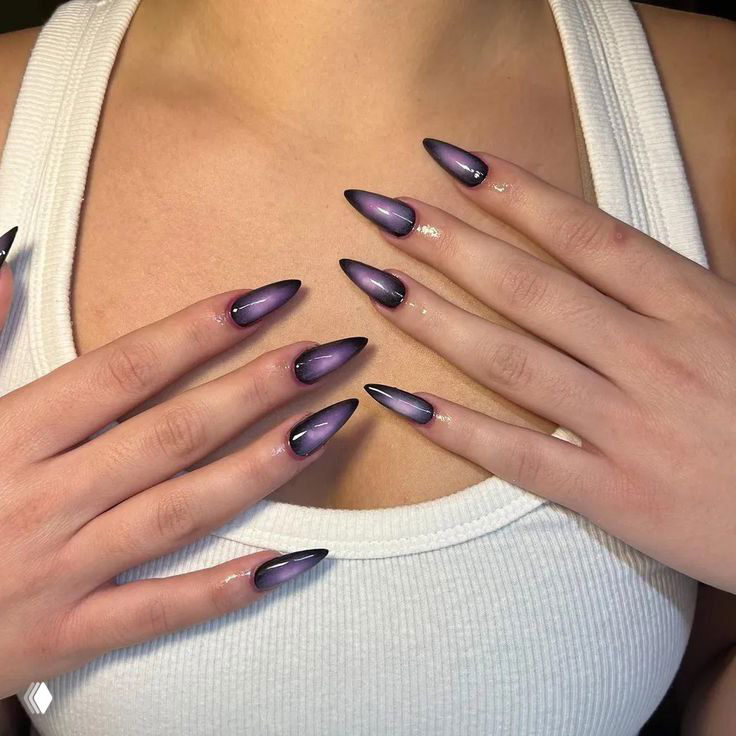 Руки с заостренными ногтями в сиренево‑фиолетовом градиенте с металлическим блеском на фоне белой майки, фото из подборки маникюра.