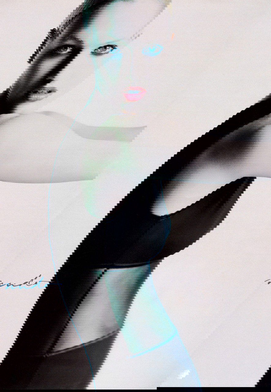 Крупный план в чёрно‑белой гамме: лицо модели с подчёркнутым макияжем глаз, холодный свет и графичная композиция портрета.