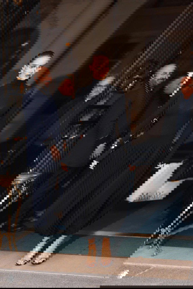 Чёрный лонгслив с пышной юбкой‑баллон и лодочками — сочетание трендовой верхней лаконичности и объёмной нижней части