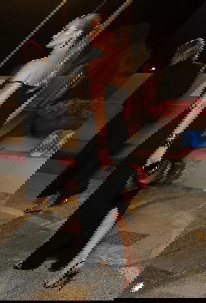 Чёрное вечернее платье с открытыми плечами и высоким хвостом — элегантный силуэт в стиле Goddess aesthetic на вечернем выходе