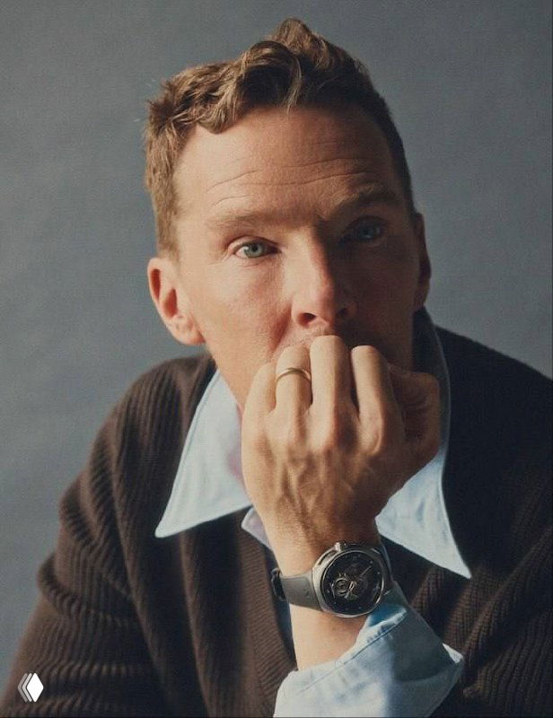 Крупный план Бенедикта Камбербэтча: задумчивый взгляд, видна деталь часов на запястье, камерная художественная съёмка.
