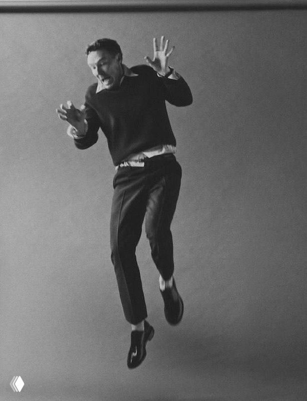 Чёрно‑белая фотография Бенедикта Камбербэтча в прыжке: динамика и классический контраст для модного портфолио.