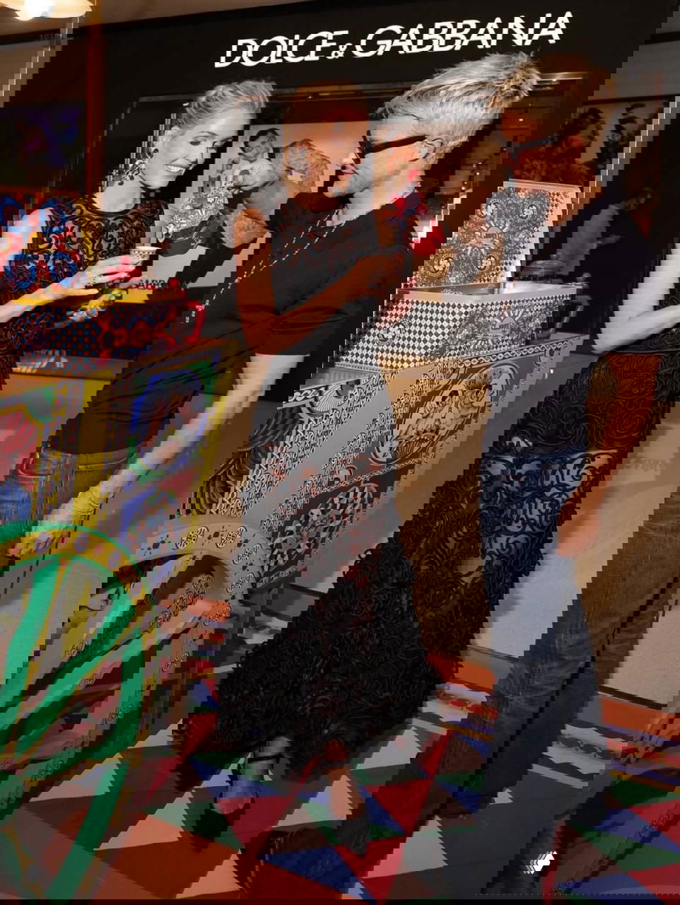 Китти Спенсер в кружевном чёрном платье на мероприятии в бутике Dolce & Gabbana: видна вывеска бренда и атмосфера презентации коллекции.