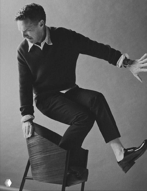 Бенедикт Камбербэтч сидит на стуле в монохромной съёмке, театральная поза и акцент на движении и линии силуэта.