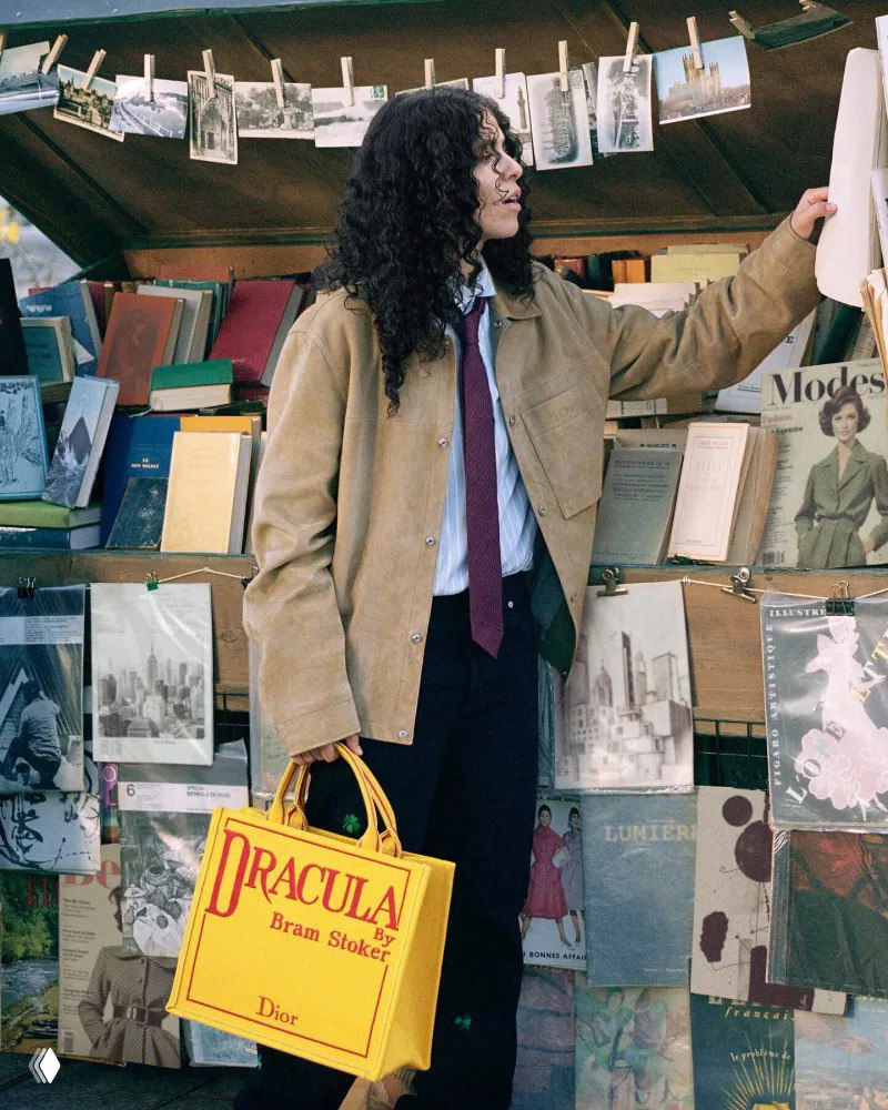 Dior превратил Book Tote в обложки книг