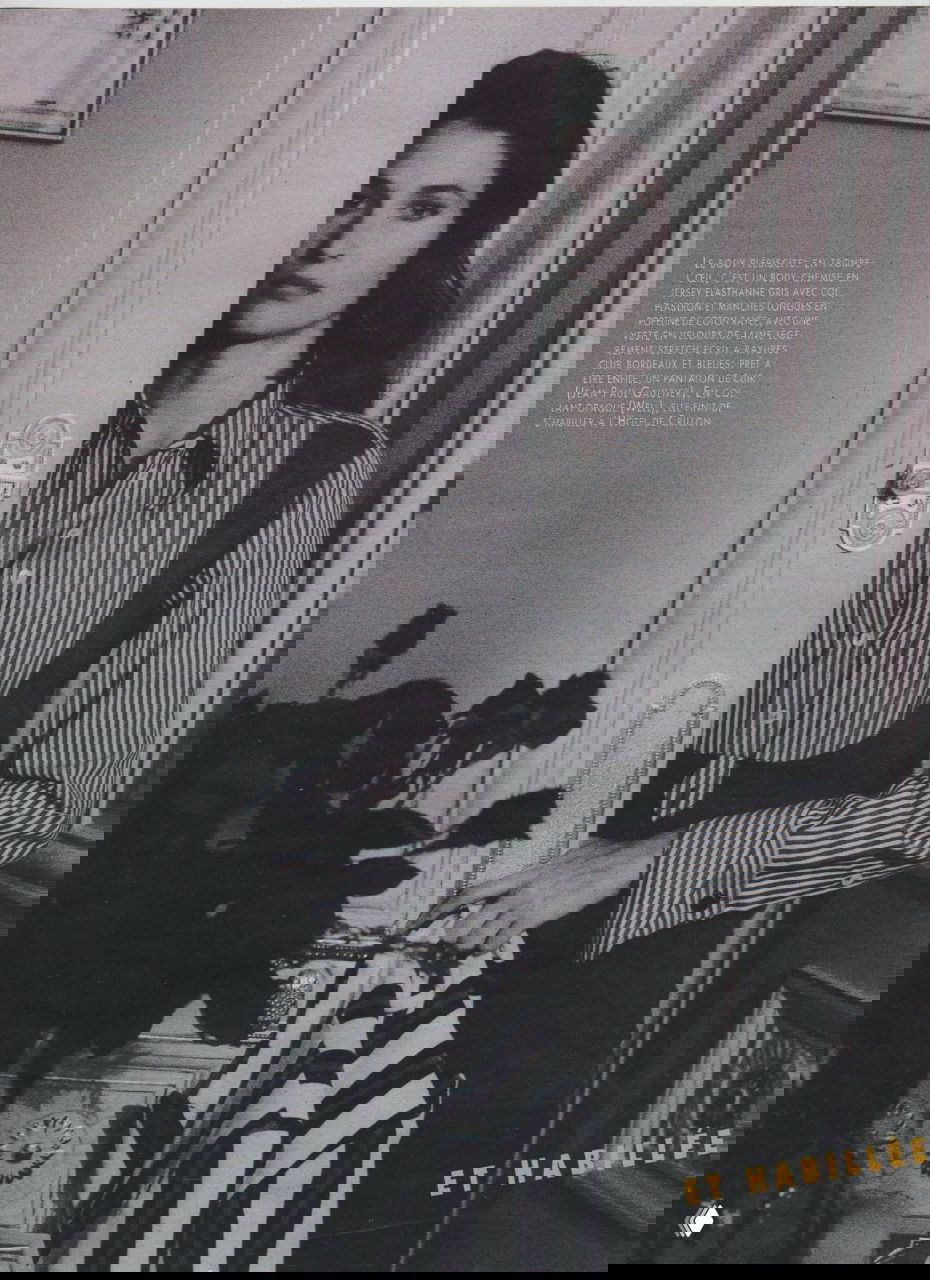 Розмари Макгроты в полосатой рубашке у декоративной двери в интерьерном кадре, атмосферная чёрно‑белая журнальная съёмка.