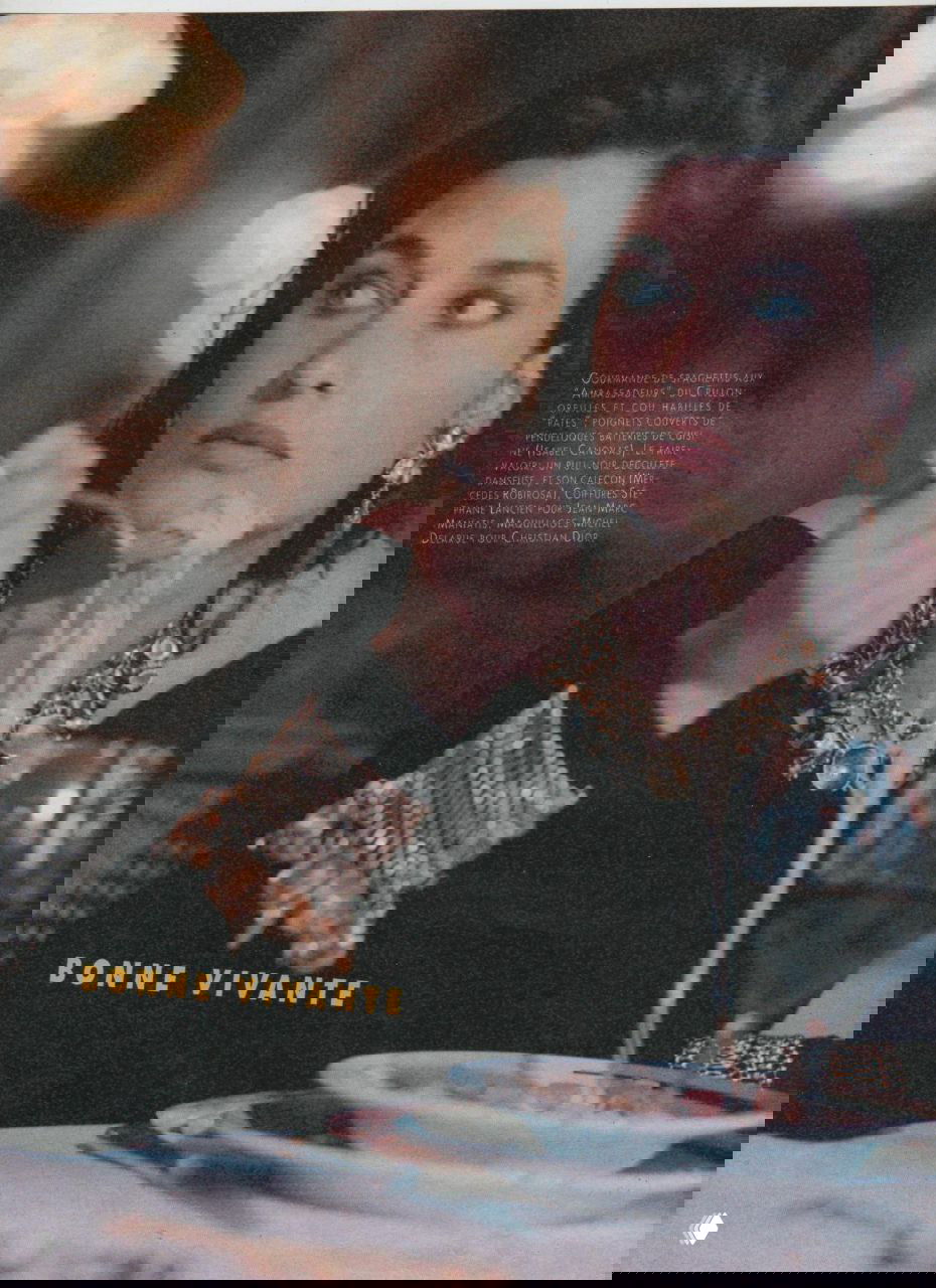 Сюжетный кадр: Розмари Макгроты за ужином в украшениях, тёплый тон и лайфстайл‑композиция из архивной съёмки Marie Claire.