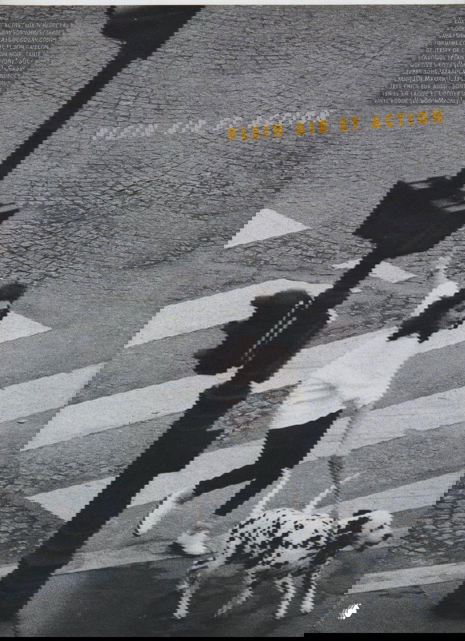 Уличный архивный кадр: Розмари Макгроты ведёт далматинца через пешеходный переход, динамичная чёрно‑белая фэшн‑сцена 1992 года.