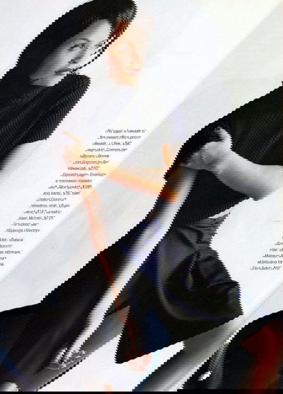 Хелена Кристенсен в тёмной водолазке и юбке на съёмке Marie Claire, 1995: минималистичный лук, внимание к силуэту и позе.