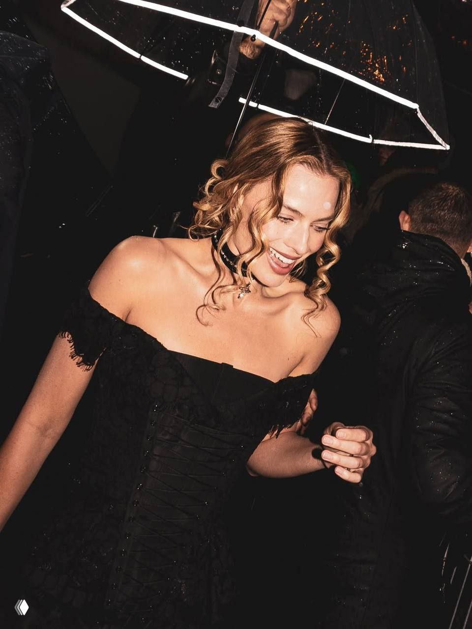 Марго Робби в чёрном мини Thom Browne на афтерпати