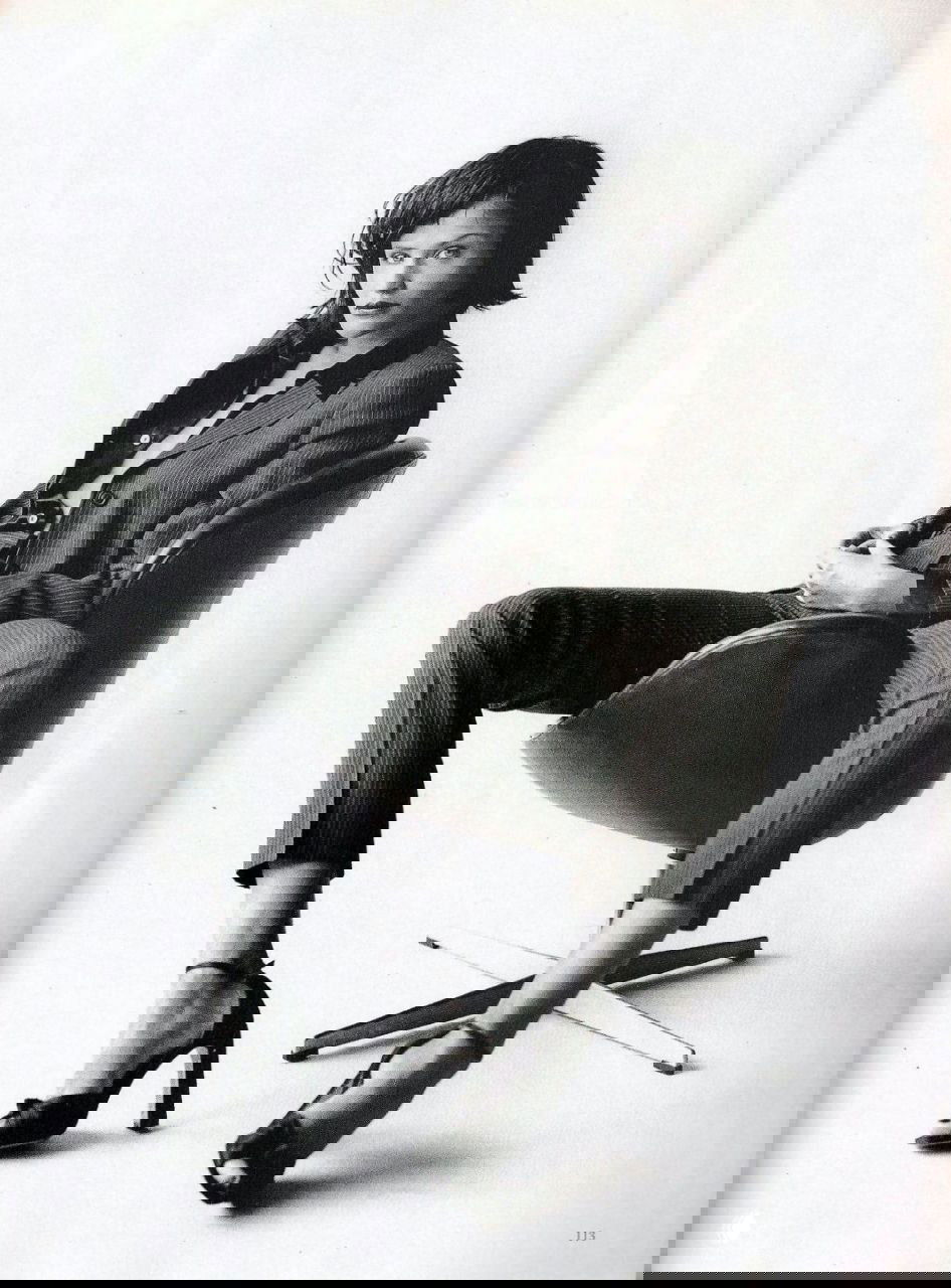 Финальный кадр Хелены Кристенсен для Marie Claire 1995: сидящая поза в жакете и туфлях, элегантная журнальная композиция и ретро‑стайл.