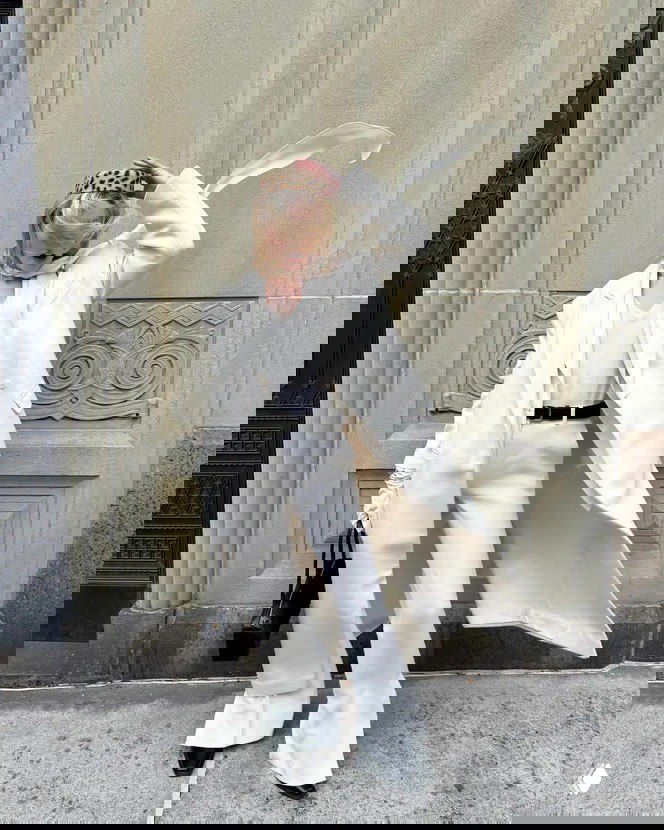 Девушка в светлом монохромном образе и мелком леопардовом аксессуаре на голове демонстрирует, как сделать акцент с помощью небольшой шляпки или ободка.