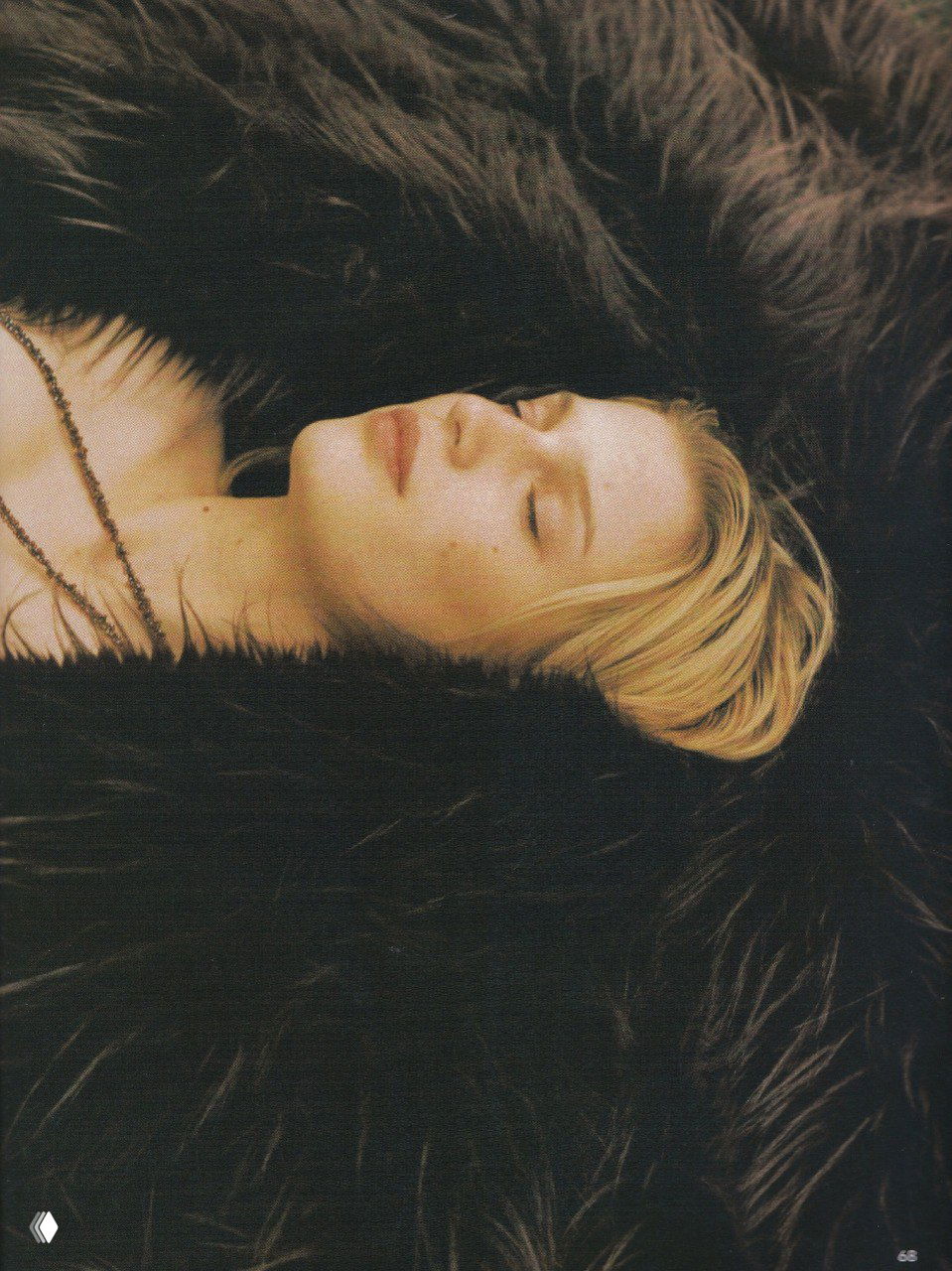 Никки Мохуд в позе лёжа на меховой накидке, спокойный осенний кадр из архивной фотосессии для Marie Claire, выражение расслабленности.