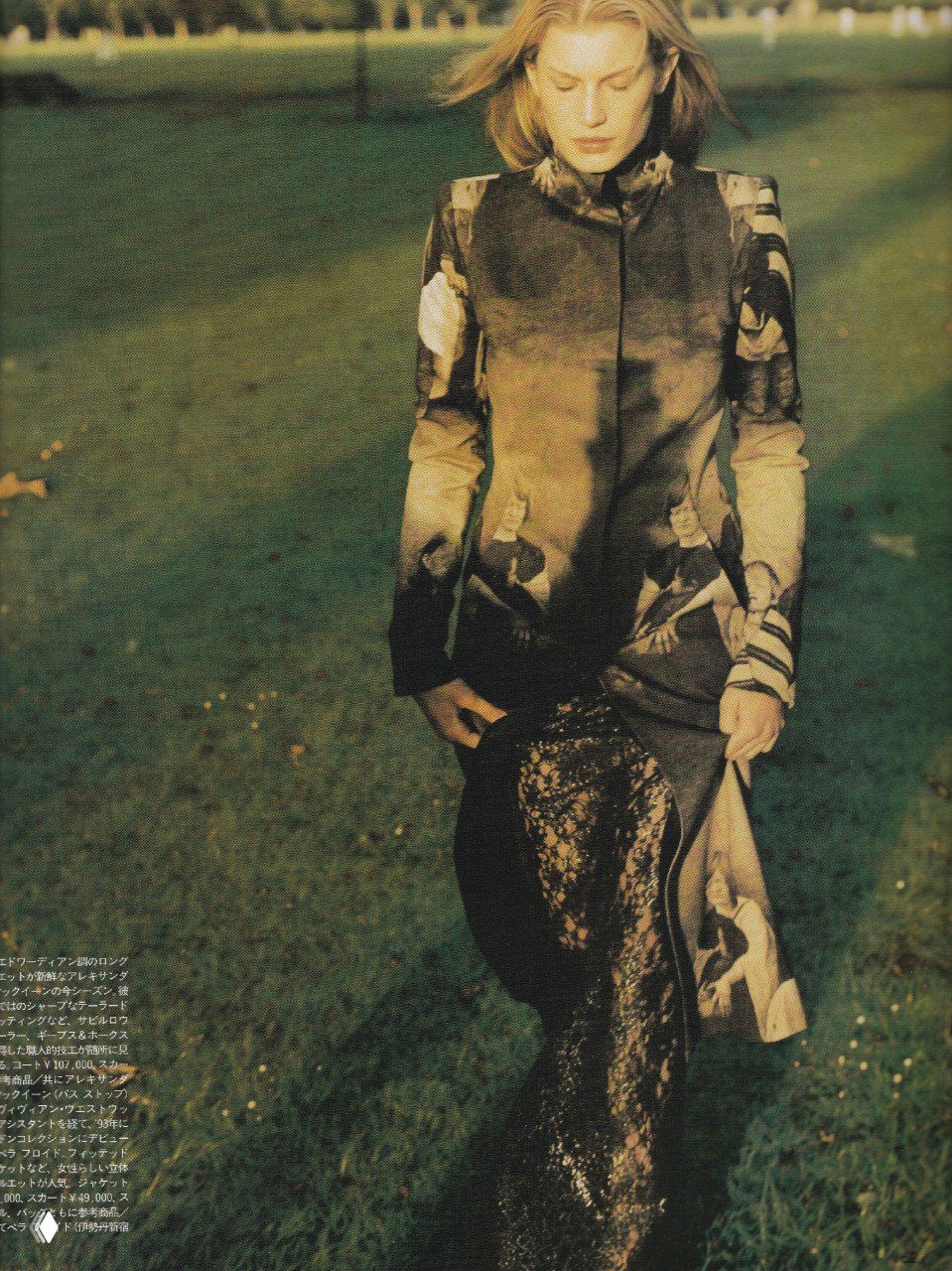 Никки Мохуд идёт по зелёному полю в длинном оригинальном плаще, осенняя фотосессия Marie Claire, кинематографичный свет и настроение.