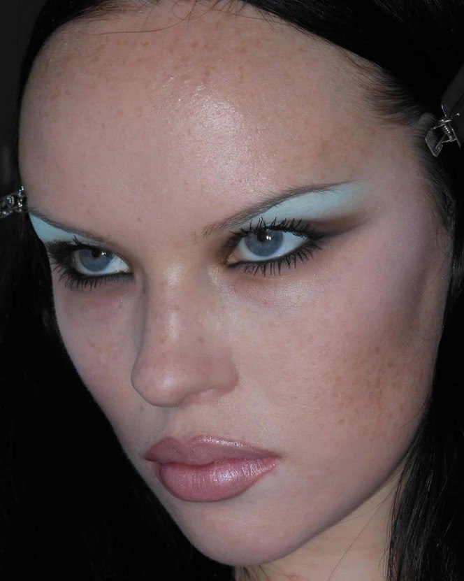 Крупный план глаз модели: мятно-пастельные матовые тени над бровью, чёткая растушёвка по складке и подчёркнутые ресницы для эффекта full glam