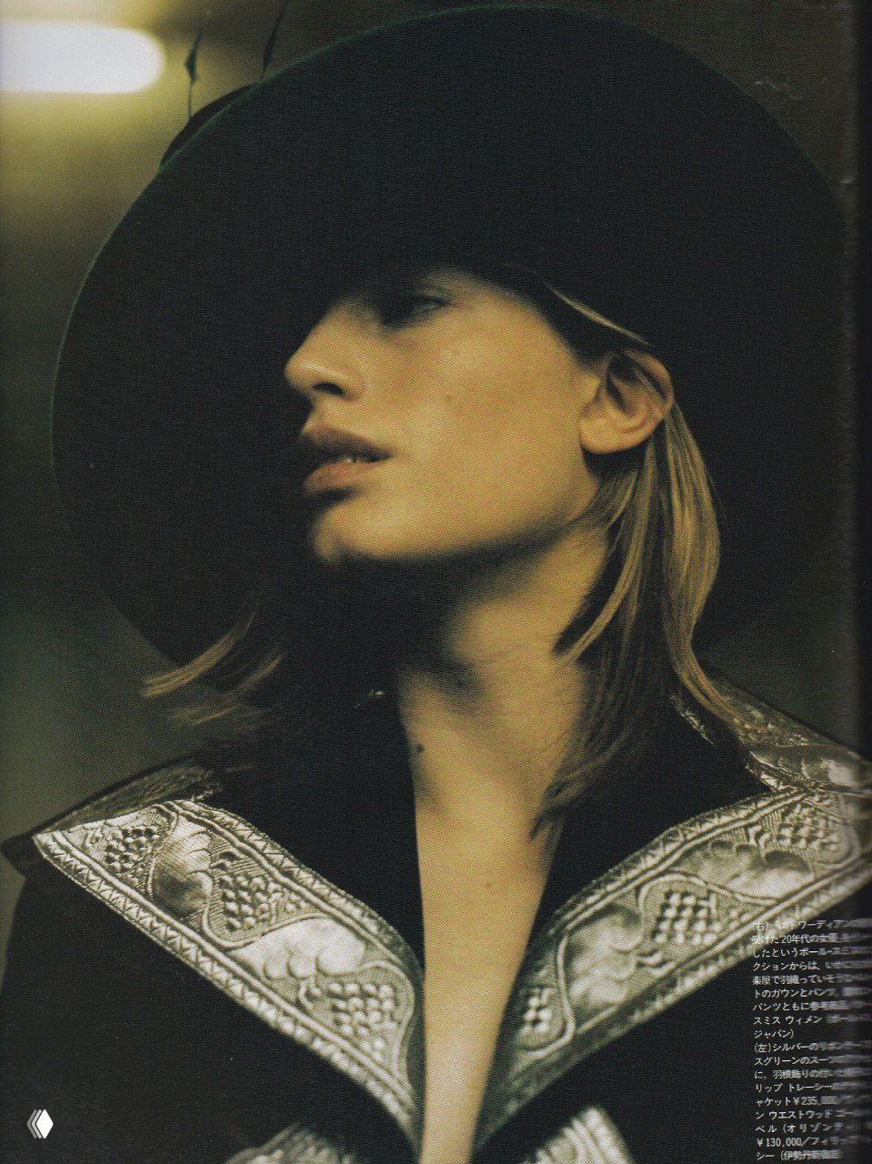 Крупный портрет Никки Мохуд в широкополой шляпе и орнаментной отделке воротника — боковой профиль и тёплый тон съёмки 1998 года.