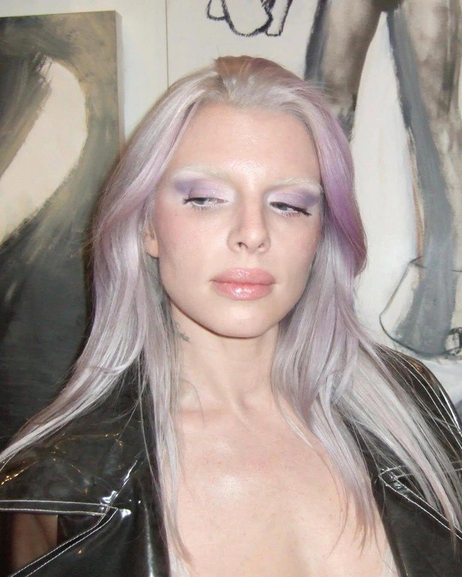 Портрет модели с бледно-лавандовыми матовыми тенями и пастельным оттенком волос: плавные переходы оттенков и нюдовый глянец на губах