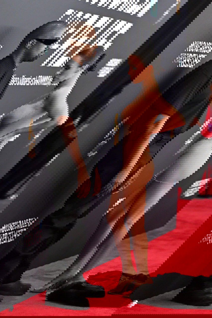 Бьянка Цензори в прошлом «голом» телесном образе рядом с мужчиной на красной дорожке, облегающий наряд и обсуждаемый контраст с нынешним выходом Хайди.