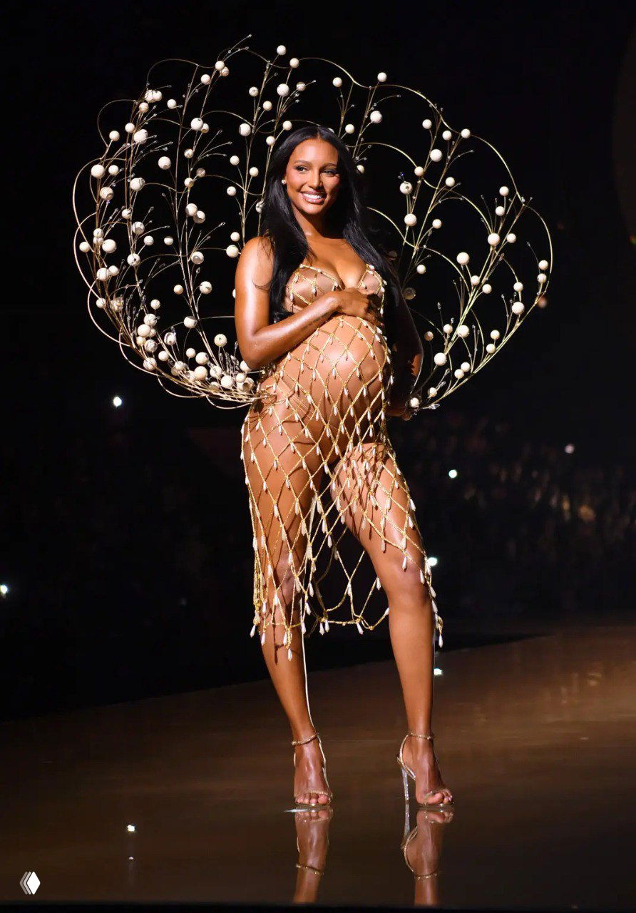 Жасмин Тукс на подиуме Victoria’s Secret в золотом наряде во время беременности — образ с декором и акцентом на животе, фото с показа.