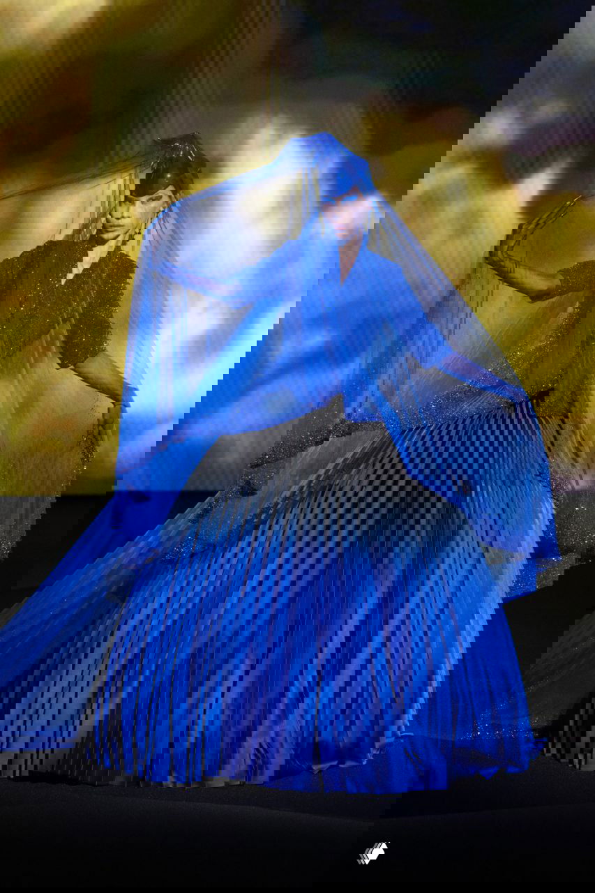 Сине-голубой образ: плиссированная пышная юбка и тонкая полупрозрачная накидка с блёстками, образ создаёт морскую, мистическую атмосферу.