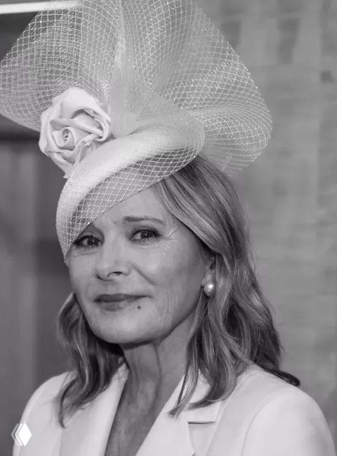 Крупный портрет невесты в шляпке с вуалью и жемчужными серьгами, видны детали макияжа и аксессуаров свадебного образа.