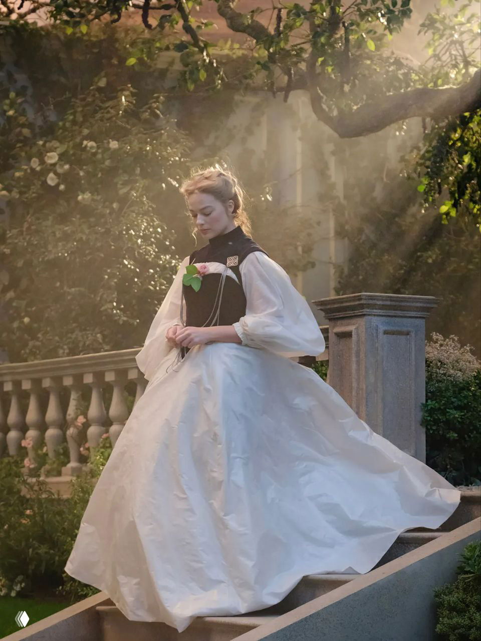 Фигура в светлом широком бальном платье на лестнице, мягкий солнечный свет, зелень и архитектурные детали — кадр костюмной сцены.