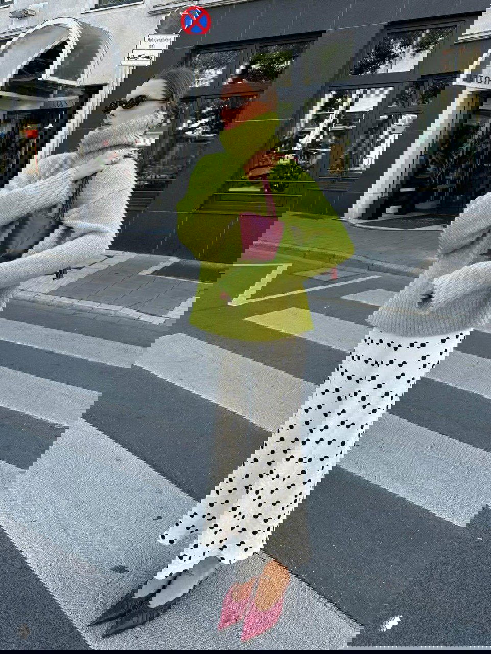 Городской образ: оливковый объёмный свитер и белая юбка в горох, бордовая сумка и заострённые бордовые туфли — сочетание фактур и цветов.