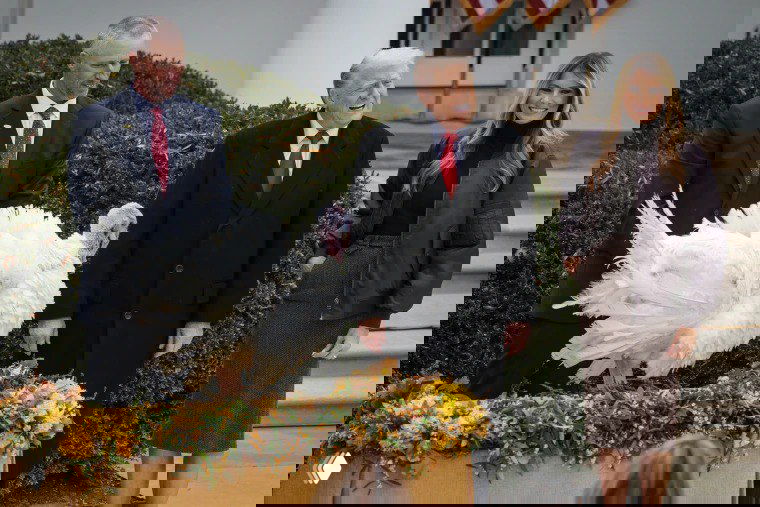 Помилованная индейка на подиуме рядом с президентом и первой леди во время традиционной церемонии помилования в Белом доме.