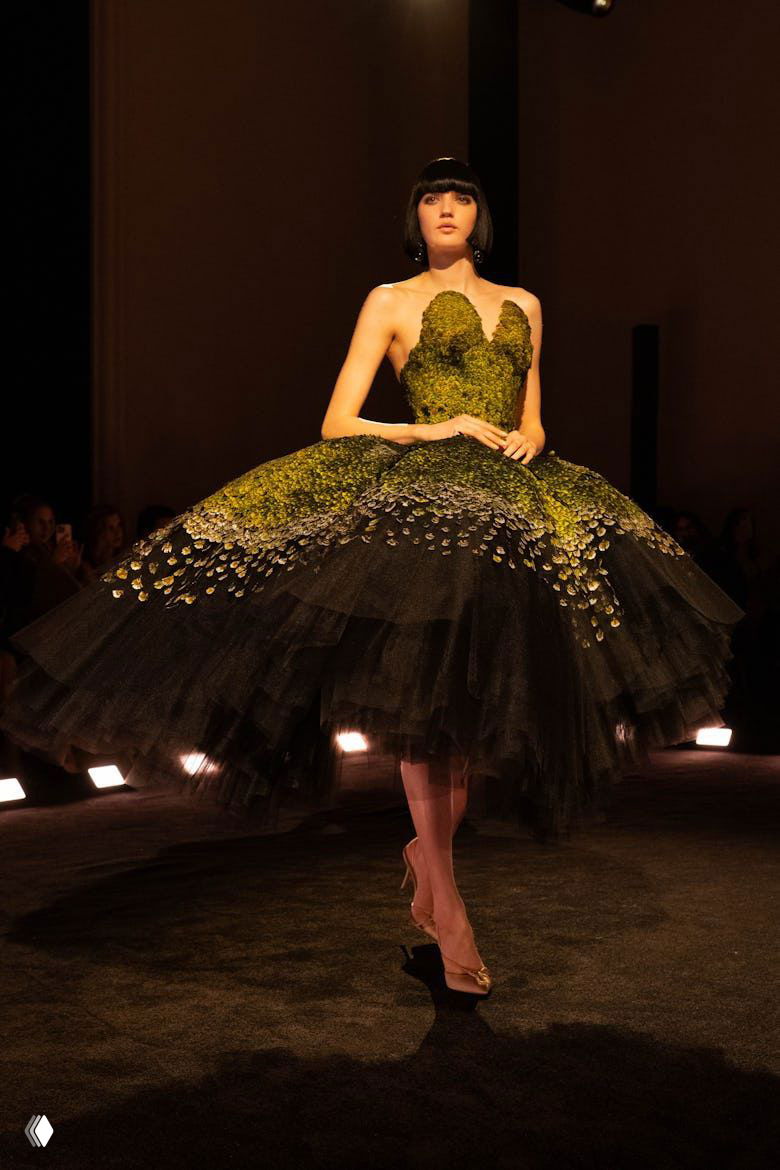 Балетный корсетный подъюбник в форме шара, черно-зеленое платье с пышной юбкой и детальной отделкой на кутюрном показе Schiaparelli.