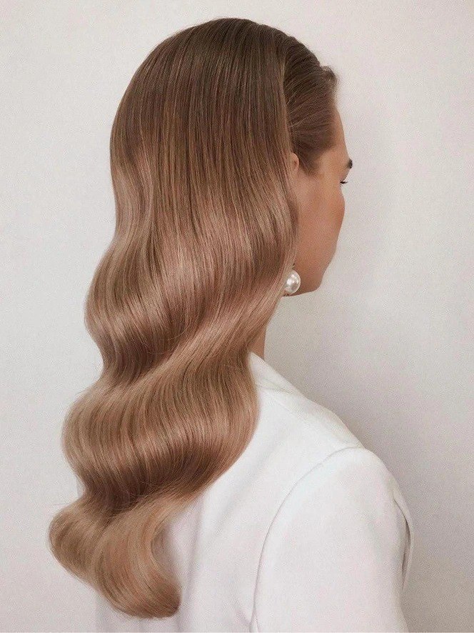 Гладкие ретро-волны на светлых волосах, вид сзади — показательный образ для торжественного мероприятия и фотосессии.