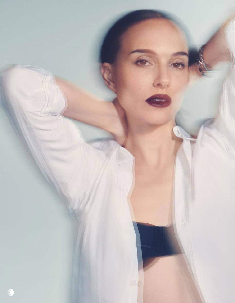 Студийный портрет актрисы в полуоткрытой белой рубашке и тёмном белье, мягкий свет, лёгкое размытие и кинематографичная обработка образа.