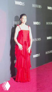 Кадр с красной дорожки: актриса в длинном красном платье Valentino на мероприятии WWD Honor Awards 2025 в Нью‑Йорке.