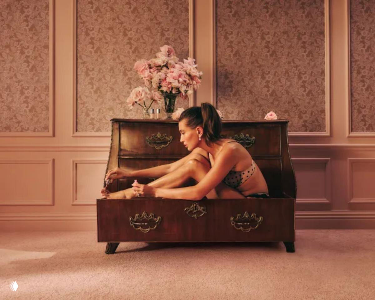 Хейли Бибер повторила культовое фото Жизель Бюндхен