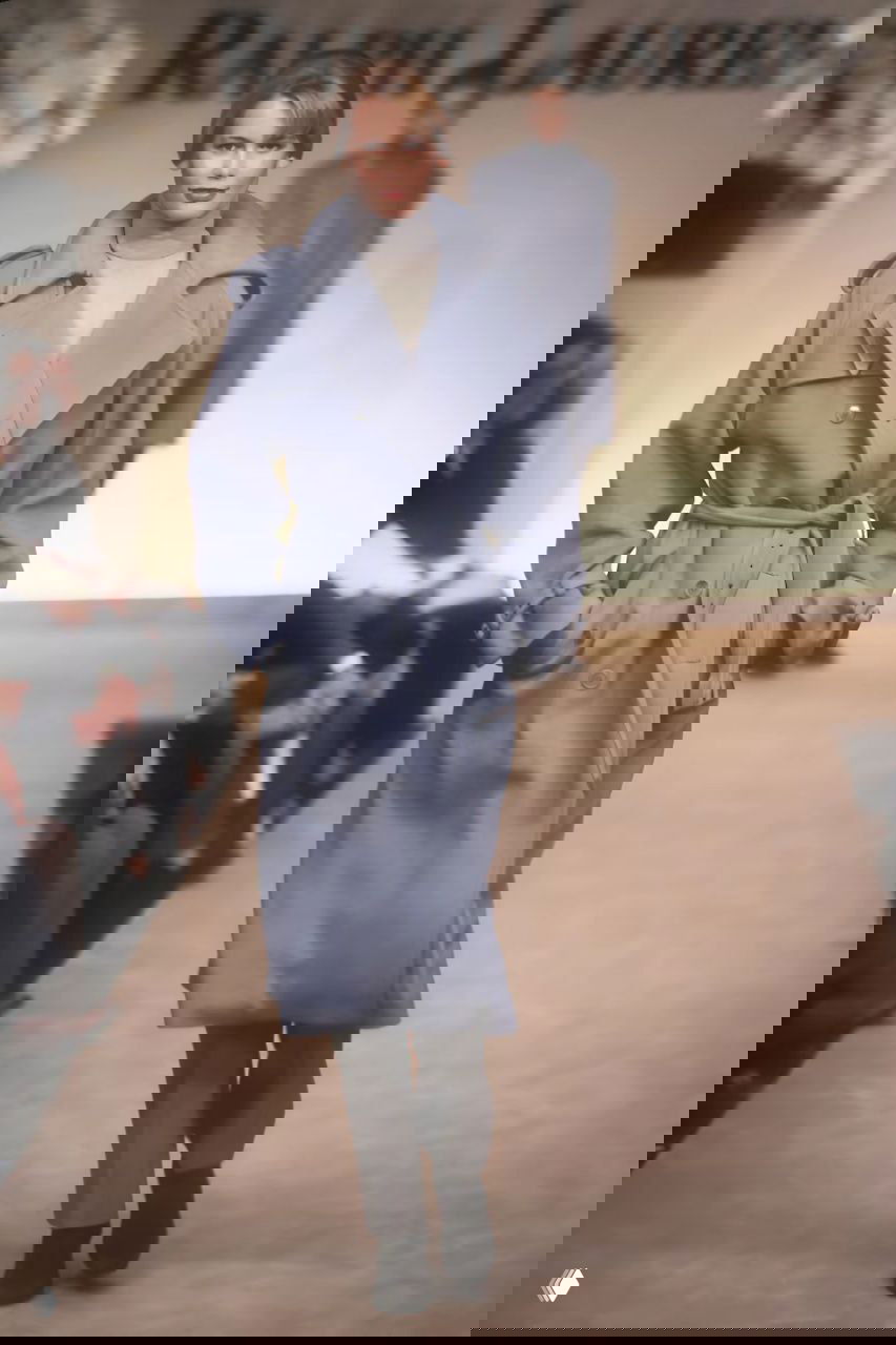 Модель в светло-голубом двубортном пальто на подиуме Ralph Lauren; мягкая пастельная палитра и классический крой 1996 года.