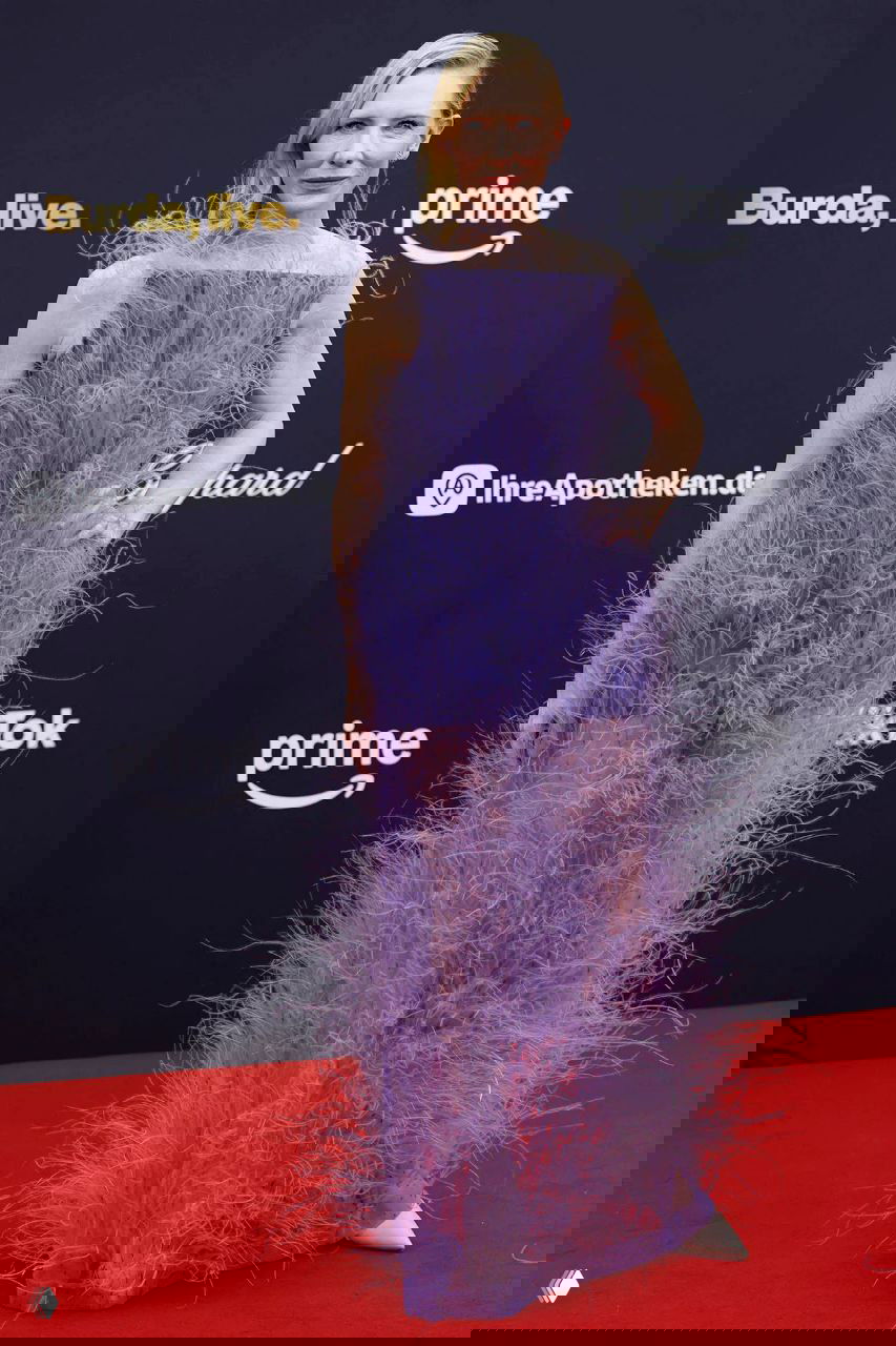 Кейт Бланшетт в фиолетовом платье Stella McCartney с растительными имитациями страусиных перьев на красной дорожке Bambi Awards.