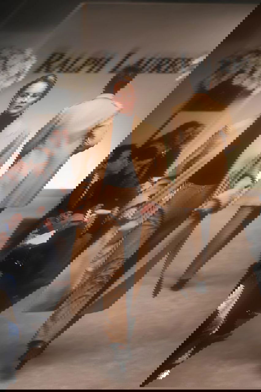 План с моделей в бежевых и песочных оттенках на подиуме Ralph Lauren, подчеркнутая сдержанность и деловой силует 1996 года.