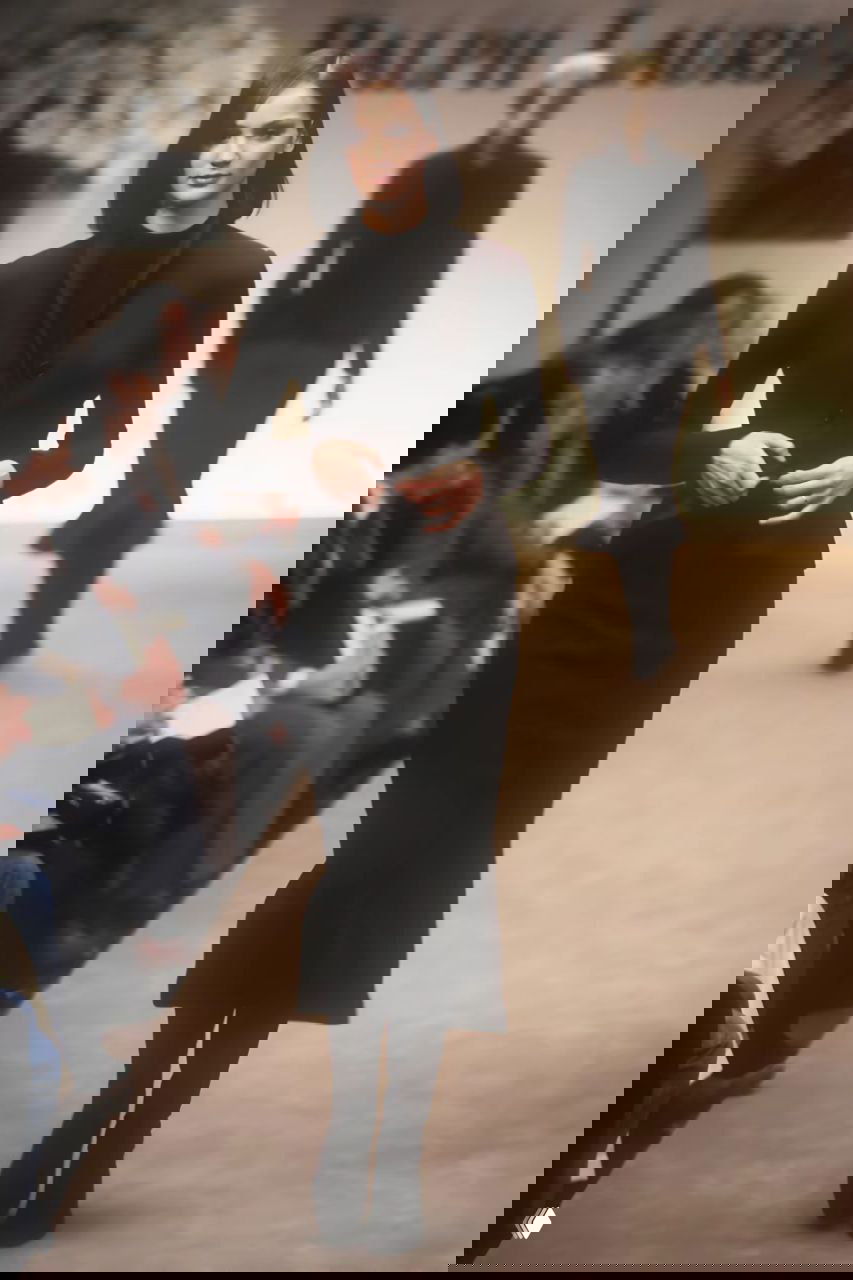 Модель в чёрном облегающем платье шагает по подиуму Ralph Lauren; строгая элегантность и минимализм в образе 1996 года.