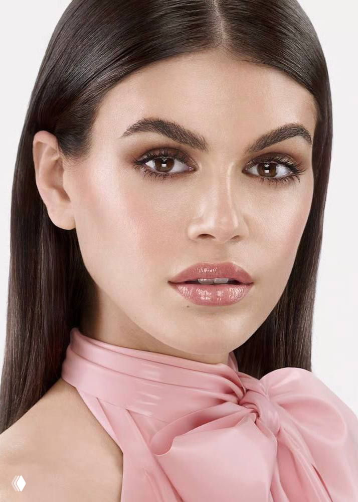 Портрет модели в розовом платке с естественным сияющим макияжем и ровной кожей, рекламный образ для косметической кампании NARS.
