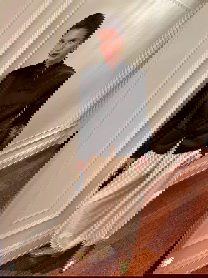 Образ с чёрным верхом и пышными светлыми брюками — пример контраста объёмов и важности баланса между длиной и формой.