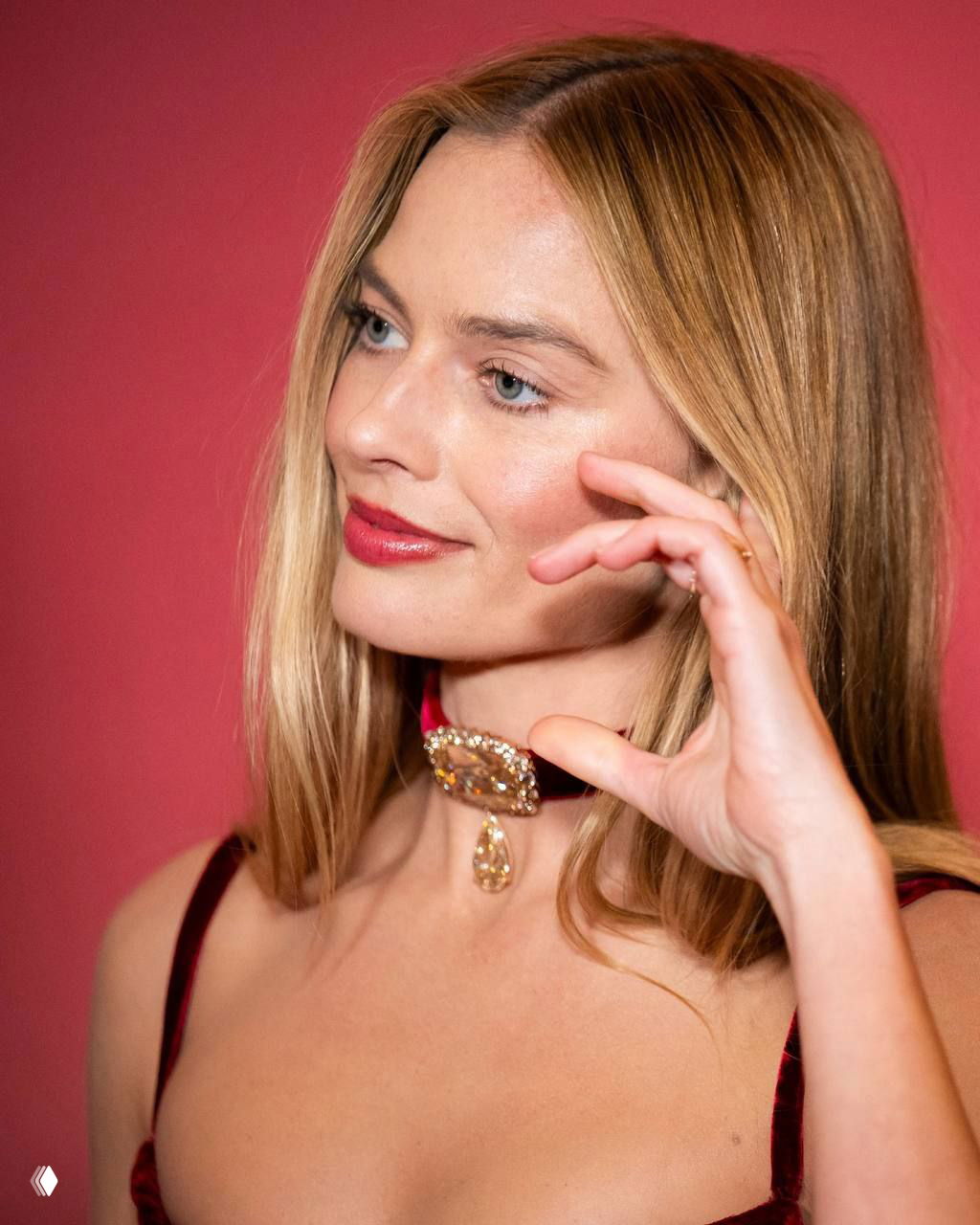 Марго Робби в аристократичном образе от Chanel