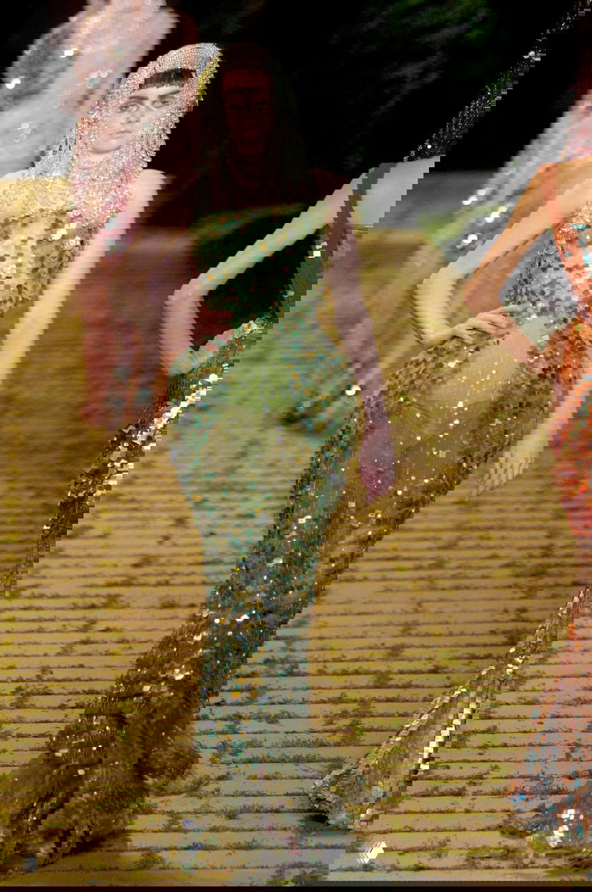 Модель в зелено-золотом платье Dior 2006, покрытом квадратными блестящими элементами, образ отсылает к морской и фэнтези-эстетике кутюра.