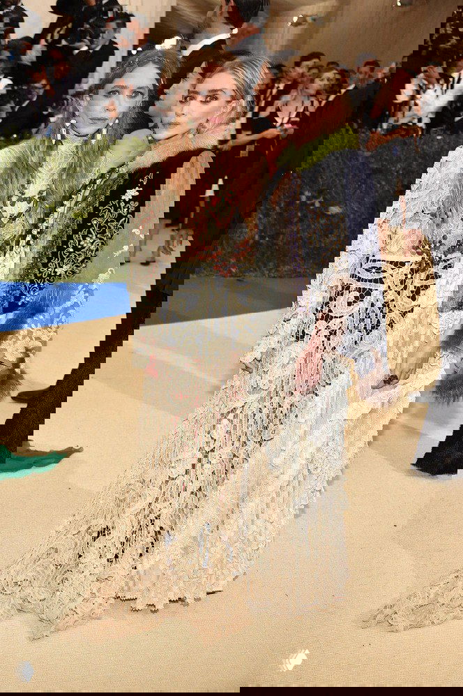 Сёстры Олсен на красной дорожке: светлые платья, лёгкая растрёпанность волос и украшения — пример вариативности приёма в вечернем образе