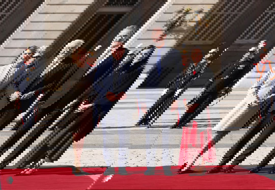 Король Филипп и королева Летиция вместе с президентом Германии Франком-Вальтером Штайнмайером и его супругой на красной дорожке у дворца в Мадриде.