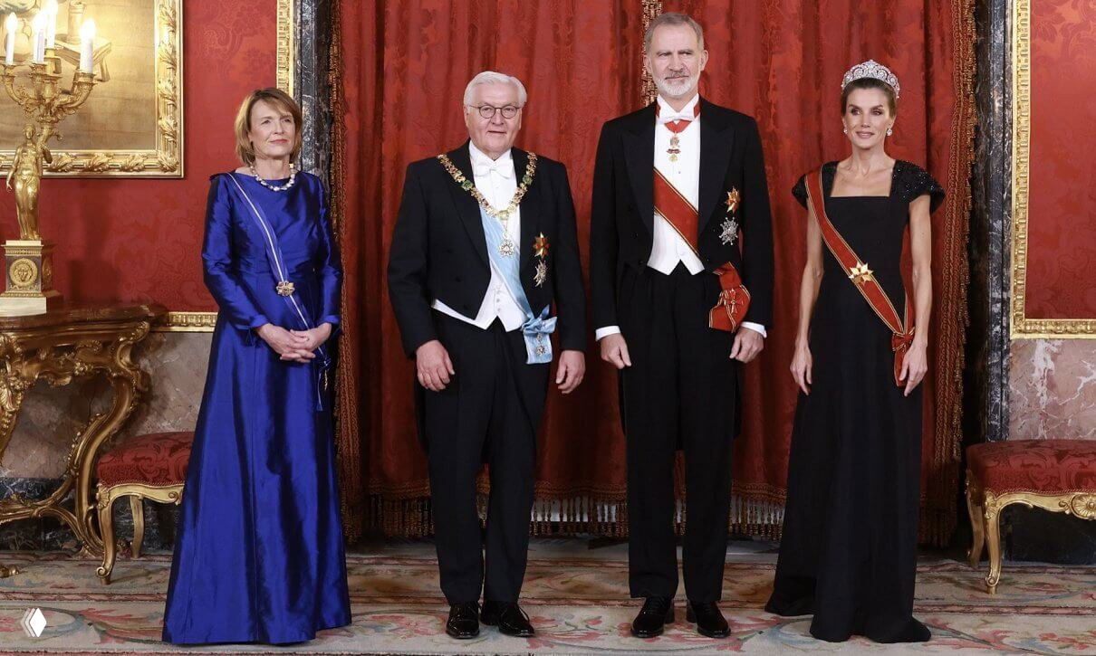 Групповой официальный портрет королевских пар: Штайнмайер и его супруга рядом с королём Филиппом и королевой Летициией в парадных залах дворца.