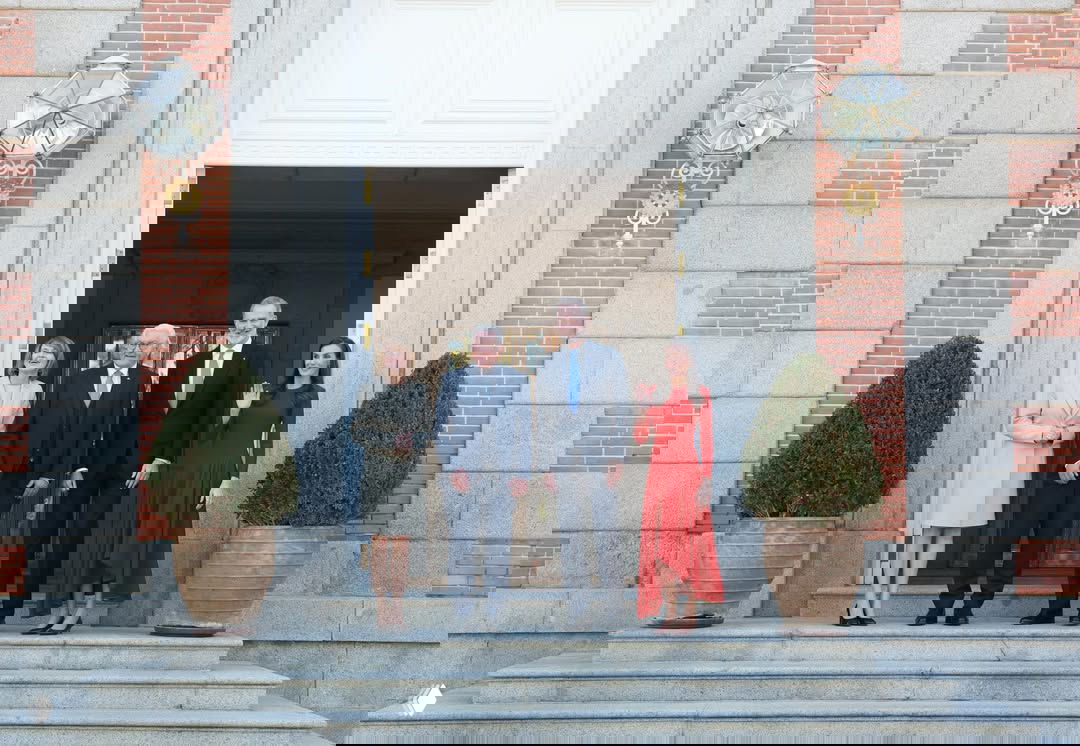 Филипп, Летиция, Франк-Вальтер Штайнмайер и Эльке Бюденбендер позируют на ступенях дворца — официальный приём и фотоколл на фоне входа.