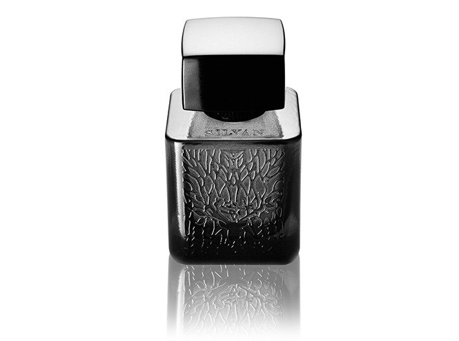 Чёрный текстурный флакон Rouge Bunny Rouge — Silvan на белом фоне: рельефное стекло, строгая форма и мягкое отражение на поверхности.